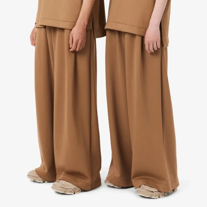 Pantalones joggers de satén plisados de la colección Runway