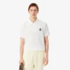 Polo clásico con detalle de insignia