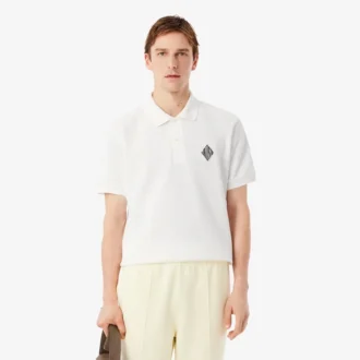 Polo clásico con detalle de insignia