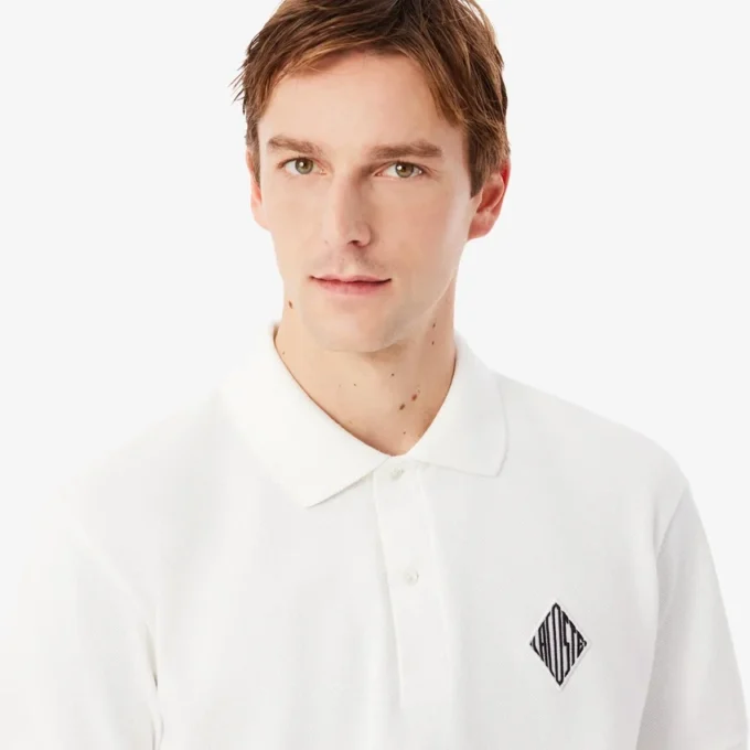 Polo clásico con detalle de insignia
