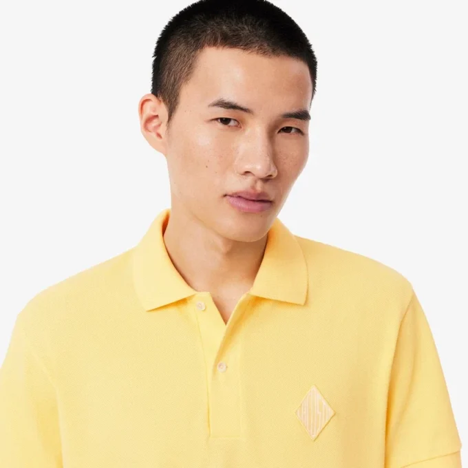 Polo clásico con detalle de insignia