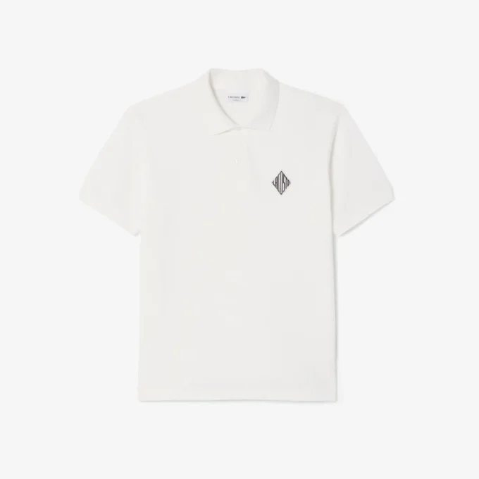 Polo clásico con detalle de insignia
