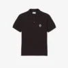 Polo clásico con detalle de insignia