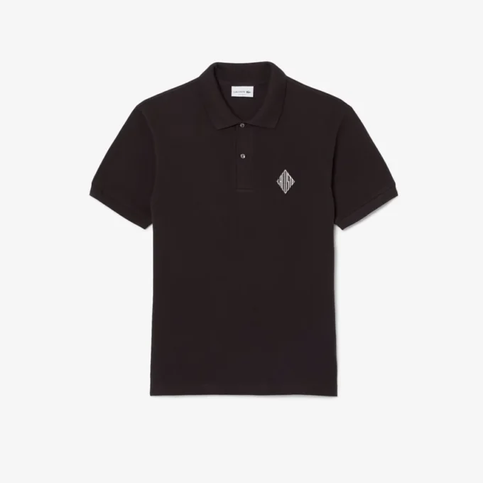 Polo clásico con detalle de insignia