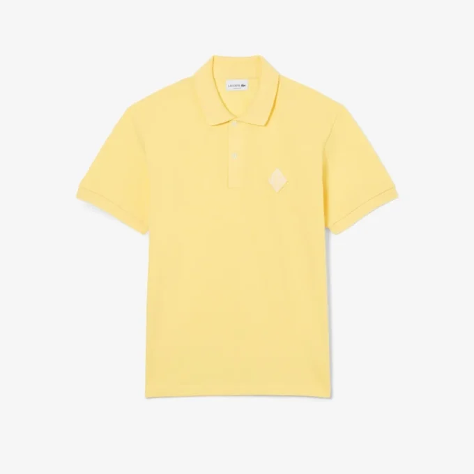 Polo clásico con detalle de insignia