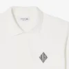 Polo clásico con detalle de insignia