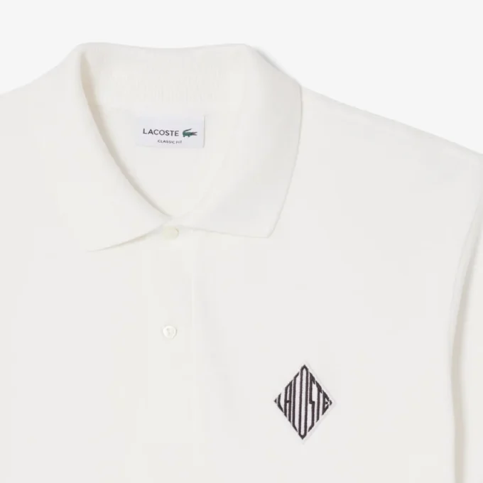 Polo clásico con detalle de insignia
