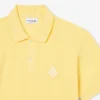 Polo clásico con detalle de insignia