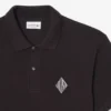 Polo clásico con detalle de insignia