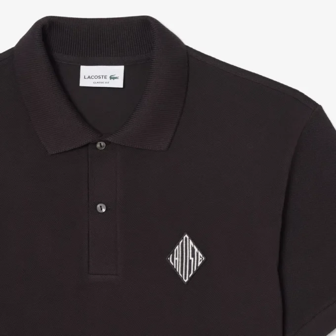 Polo clásico con detalle de insignia