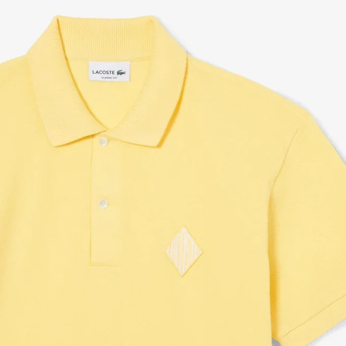 Polo clásico con detalle de insignia