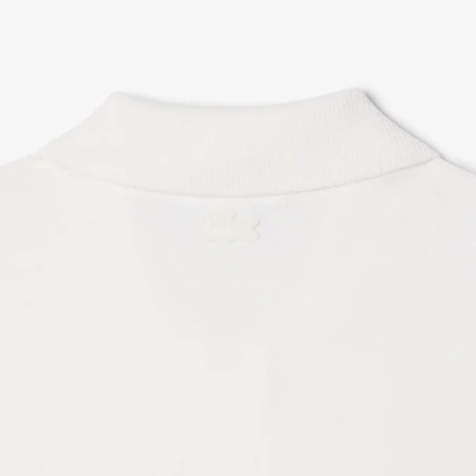 Polo clásico con detalle de insignia
