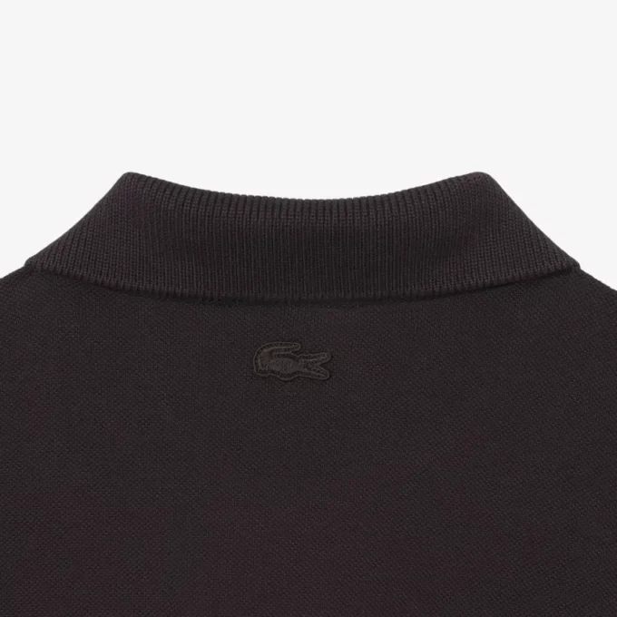 Polo clásico con detalle de insignia