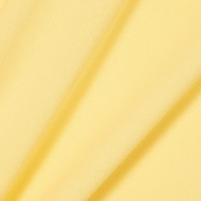 Polo clásico con detalle de insignia