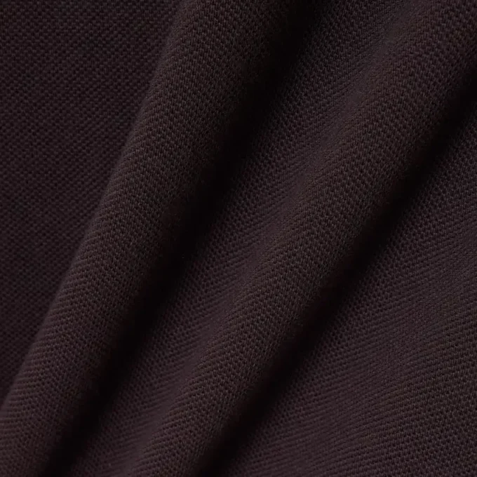 Polo clásico con detalle de insignia