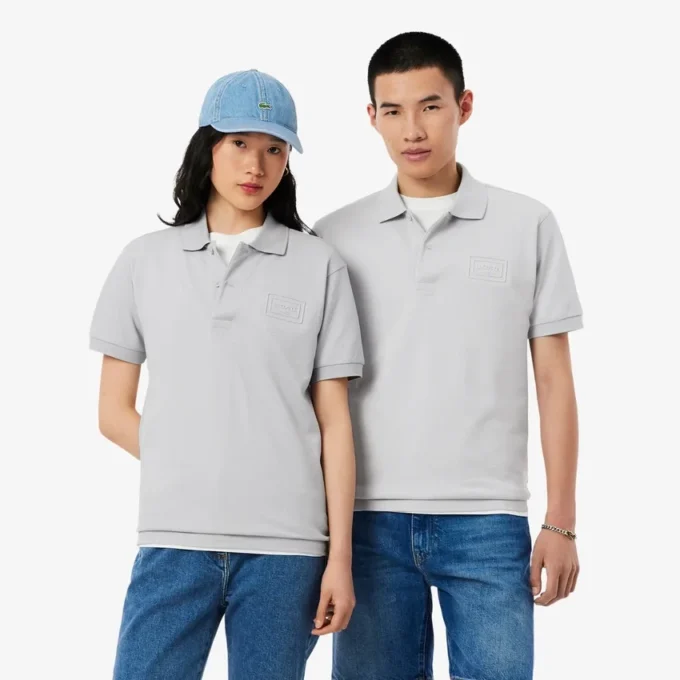 Polo de corte clásico con logotipo en relieve