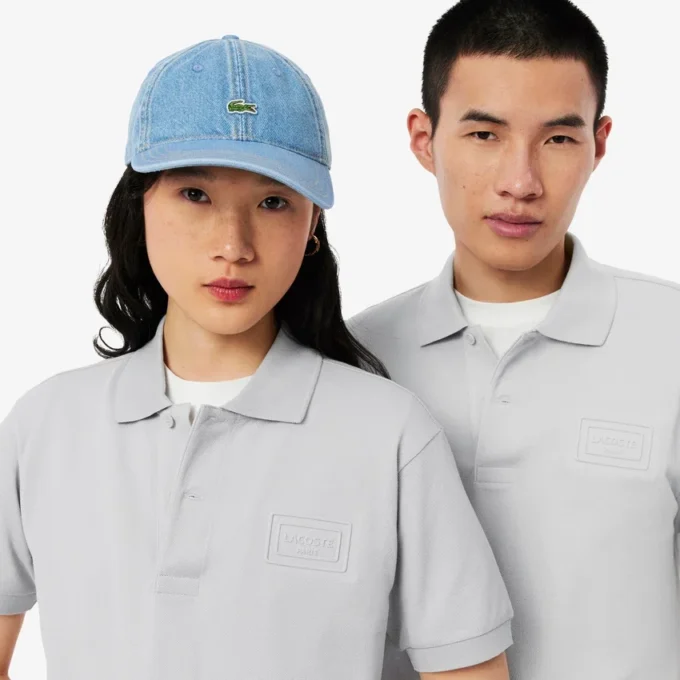 Polo de corte clásico con logotipo en relieve
