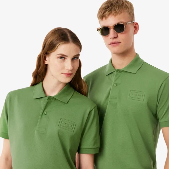 Polo de corte clásico con logotipo en relieve