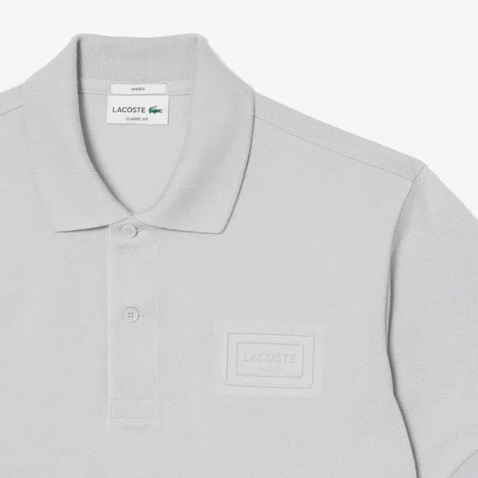 Polo de corte clásico con logotipo en relieve