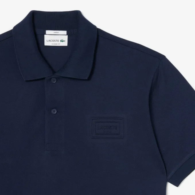 Polo de corte clásico con logotipo en relieve