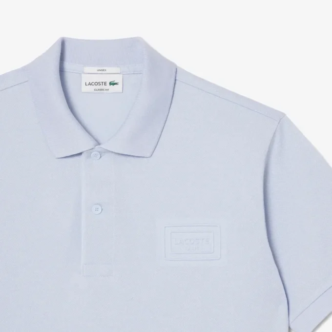 Polo de corte clásico con logotipo en relieve