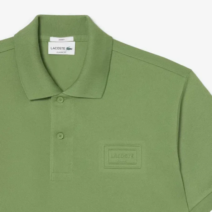 Polo de corte clásico con logotipo en relieve