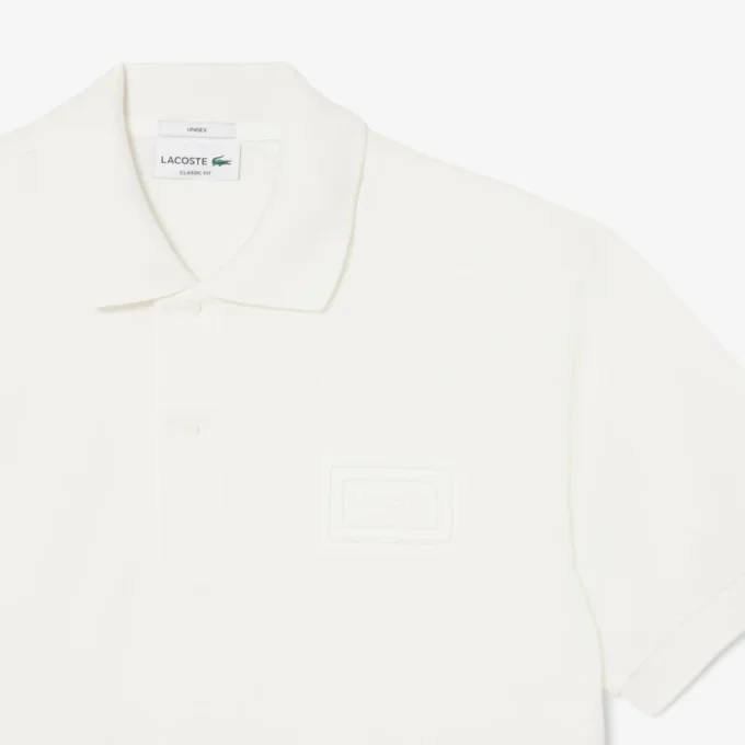 Polo de corte clásico con logotipo en relieve