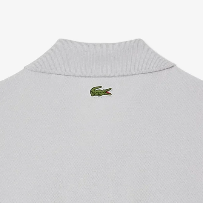 Polo de corte clásico con logotipo en relieve