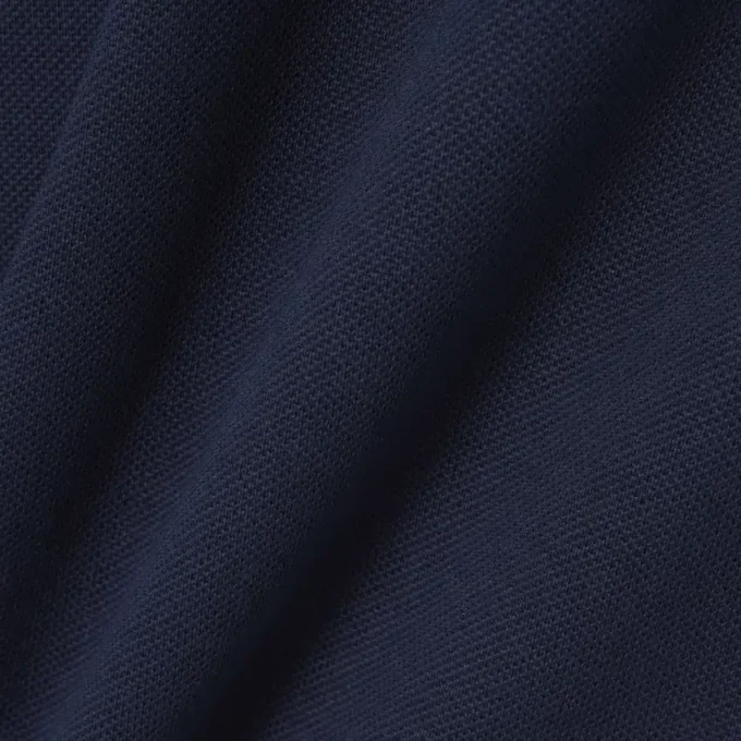 Polo de corte clásico con logotipo en relieve