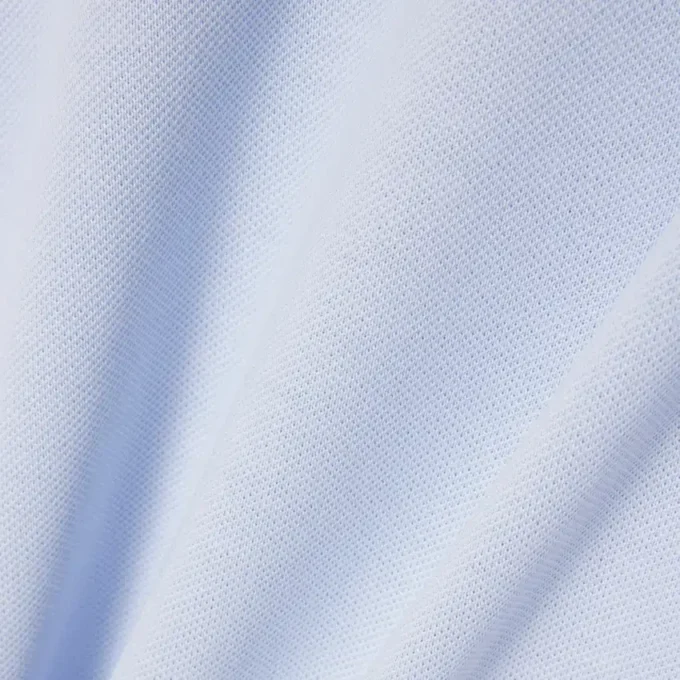 Polo de corte clásico con logotipo en relieve
