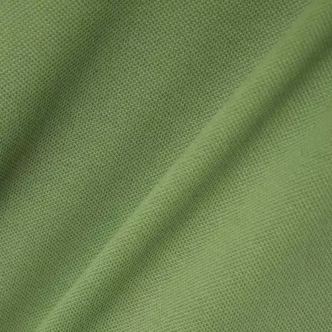 Polo de corte clásico con logotipo en relieve