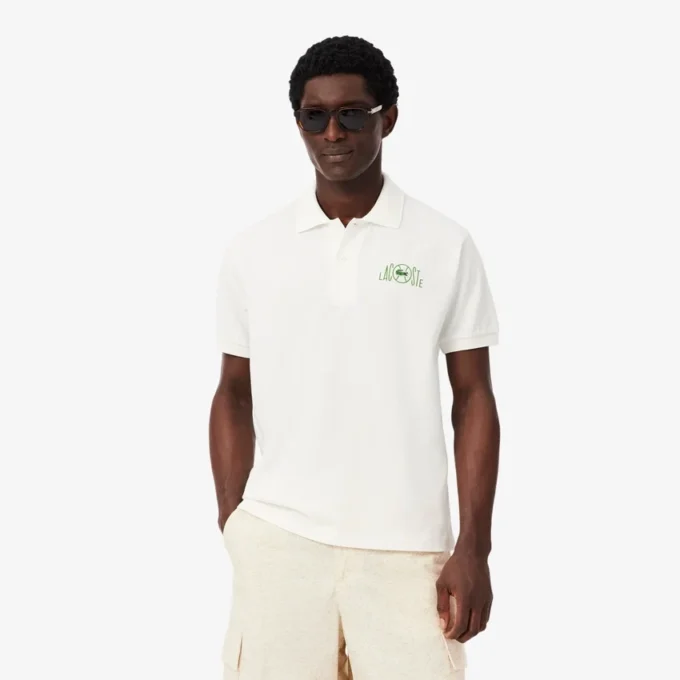 Polo de corte clásico con logotipo gráfico