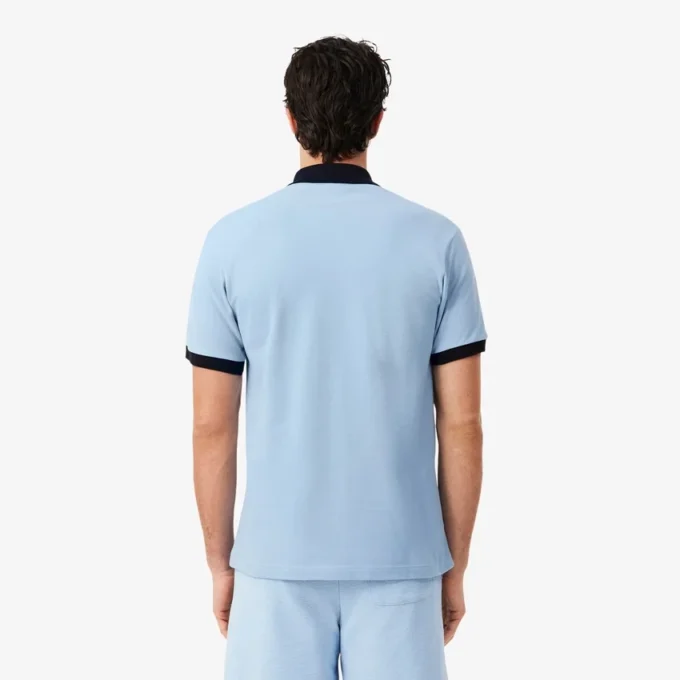 Polo de corte clásico con ribete en contraste