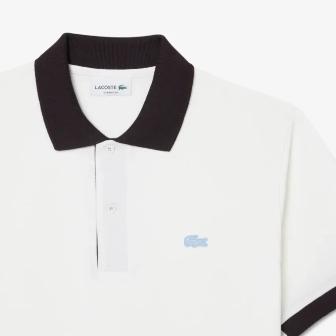 Polo de corte clásico con ribete en contraste