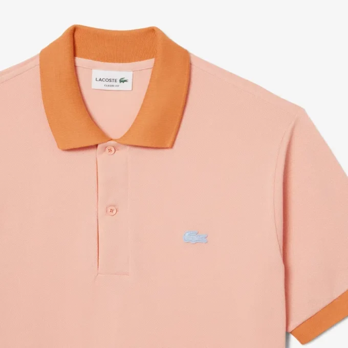 Polo de corte clásico con ribete en contraste