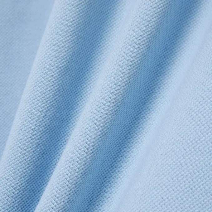 Polo de corte clásico con ribete en contraste