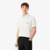 Polo de corte regular con rayas y logotipo