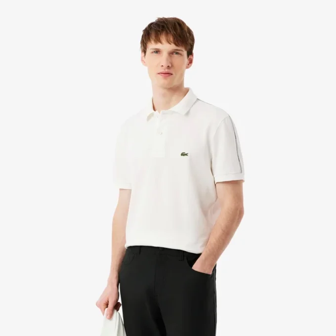 Polo de corte regular con rayas y logotipo