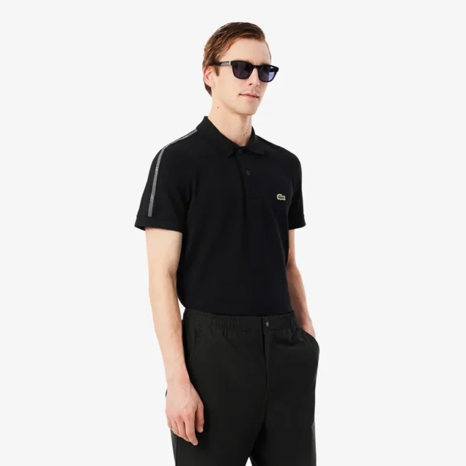 Polo de corte regular con rayas y logotipo