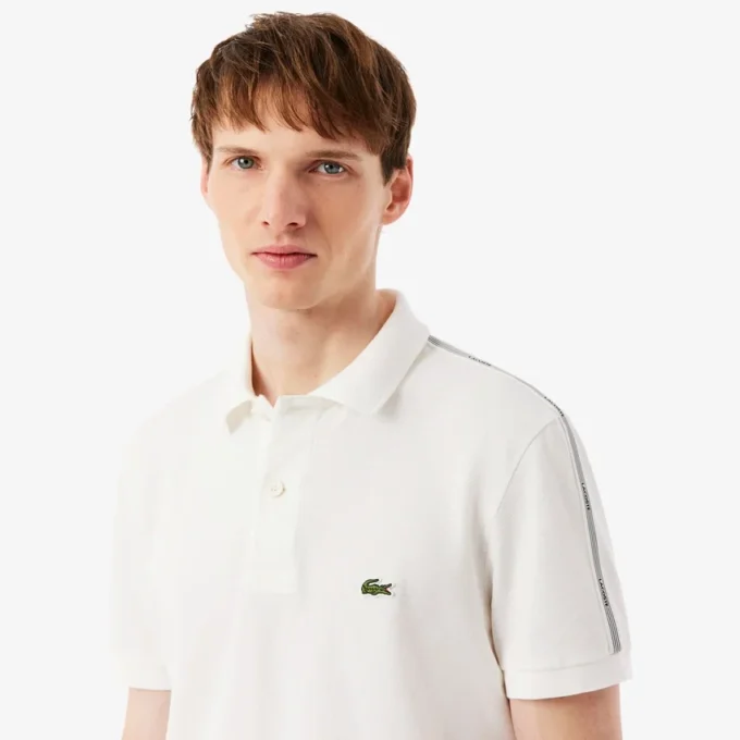 Polo de corte regular con rayas y logotipo