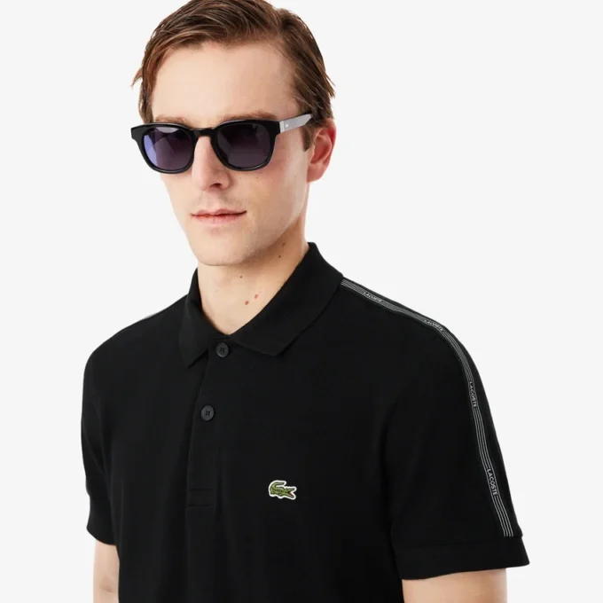Polo de corte regular con rayas y logotipo