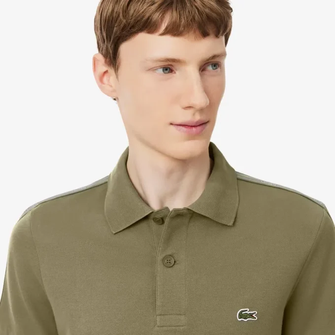Polo de corte regular con rayas y logotipo