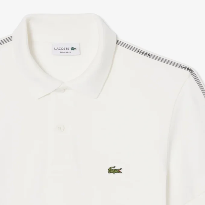 Polo de corte regular con rayas y logotipo