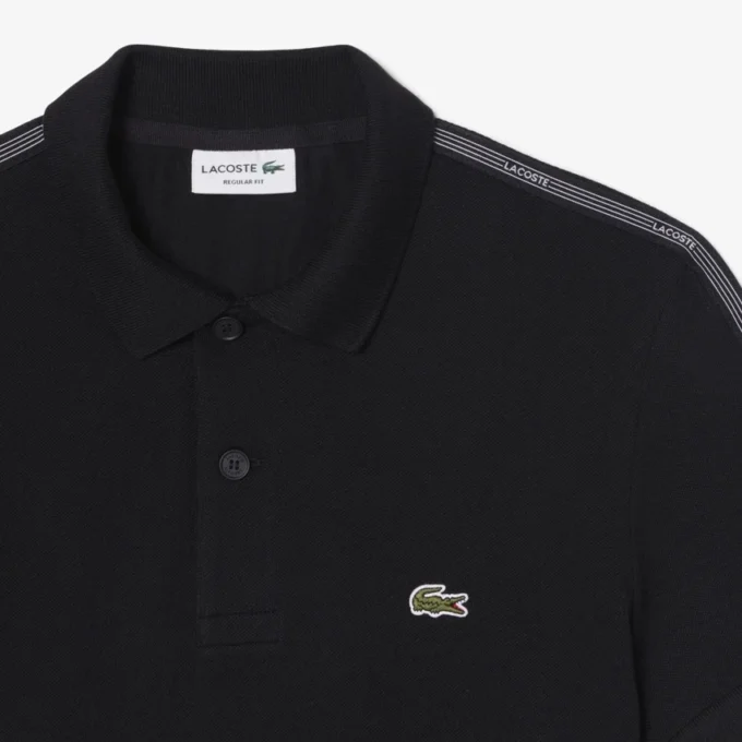 Polo de corte regular con rayas y logotipo