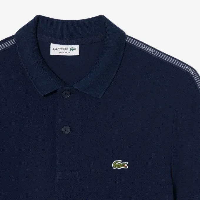 Polo de corte regular con rayas y logotipo