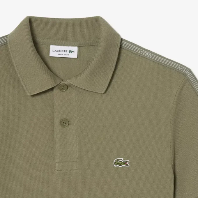 Polo de corte regular con rayas y logotipo