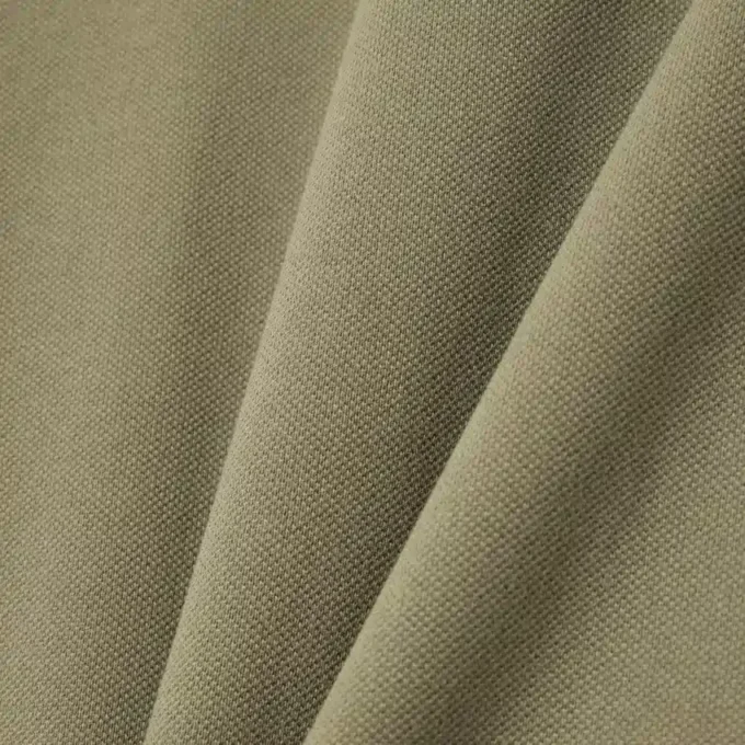 Polo de corte regular con rayas y logotipo