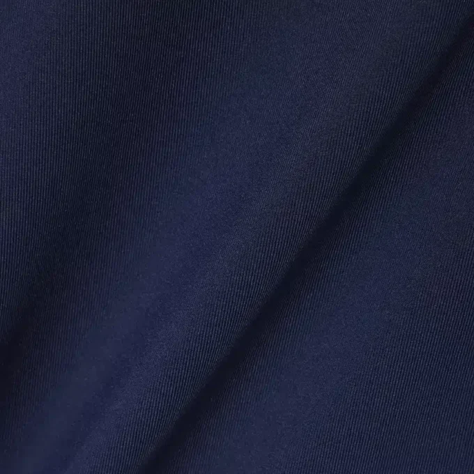 Polo de golf elástico con protección UV y corte entallado para mujer