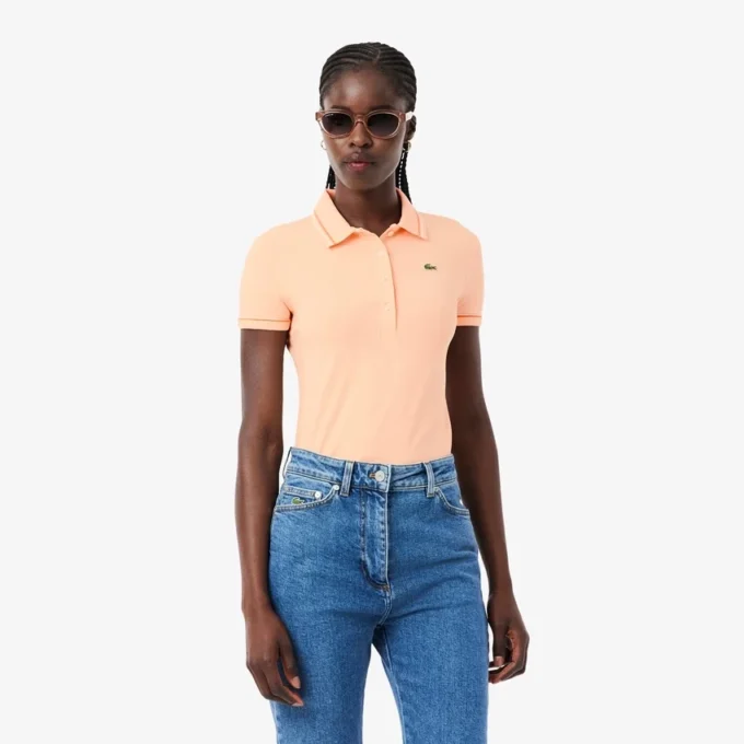 Polo de mujer L.12.D de corte entallado con detalles de ribete