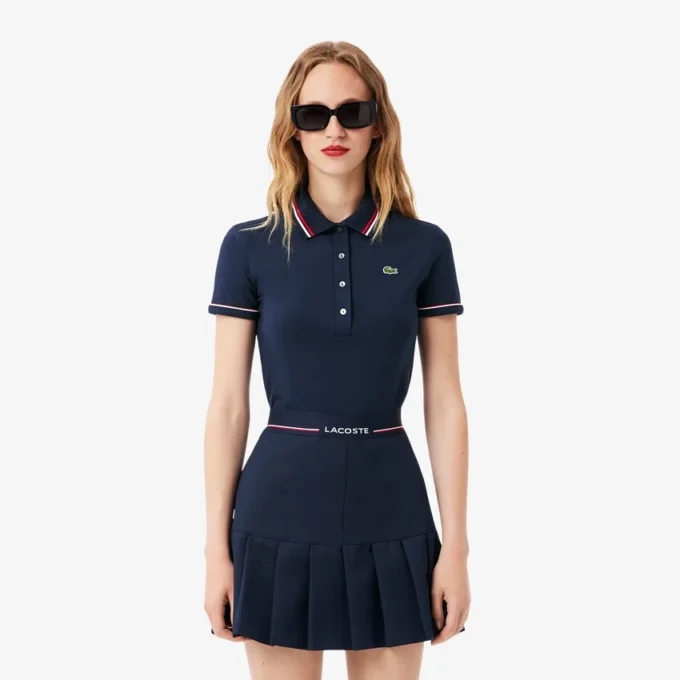 Polo de mujer L.12.D de corte entallado con detalles de ribete